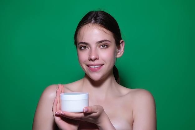 Belle femme appliquant une crème hydratante sur son visage concept de beauté soins de la peau et soins anti-âge
