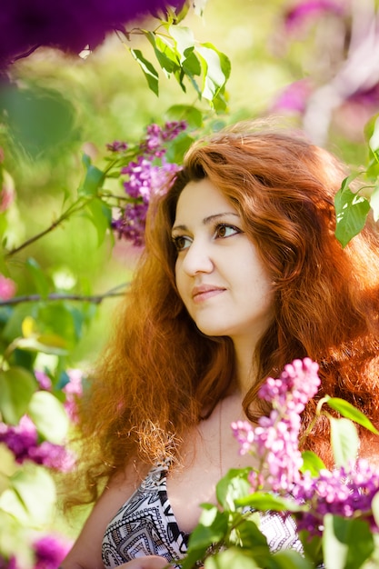 Belle femme appréciant le jardin lilas