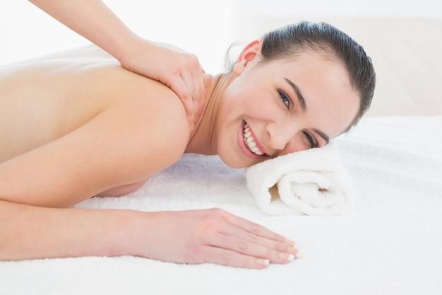 Belle femme appréciant le massage du dos au spa de beauté