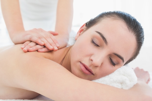 Belle femme appréciant le massage du dos au spa de beauté