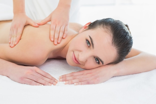 Belle femme appréciant le massage du dos au spa de beauté