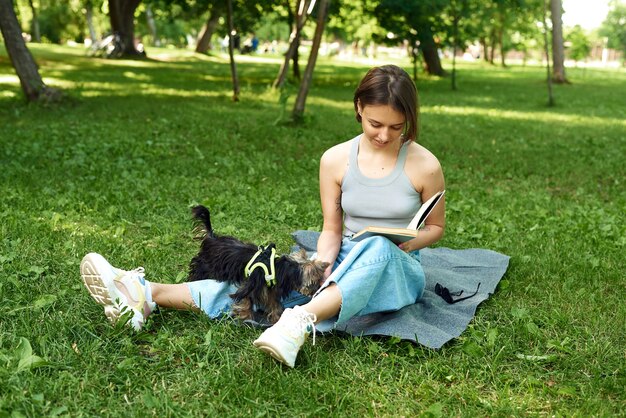 Belle femme appréciant avec son chien à l'extérieur.