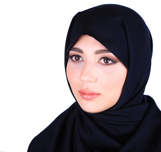 Belle femme arabe musulmane sur fond gris