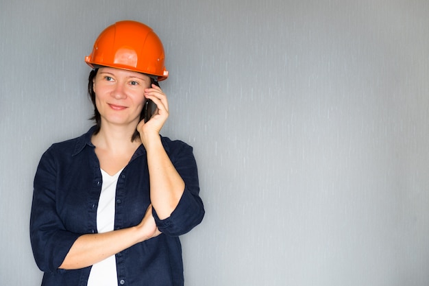 Belle femme architecte parlant au téléphone mobile