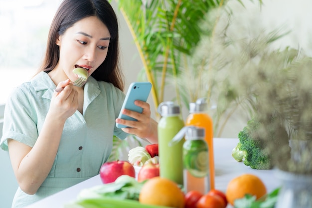 Belle femme asiatique appréciant un repas à base de plantes