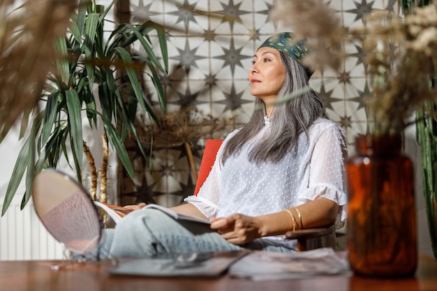 Belle femme asiatique aux cheveux pâles mûris à la maison