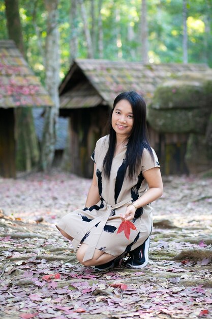 Photo une belle femme asiatique dans le jardin de fleurs avec un fond naturel