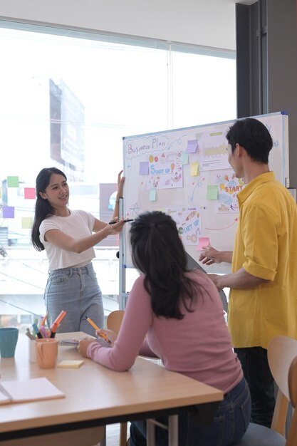 Belle femme asiatique donnant une présentation stratégie de démarrage d'entreprise en réunion