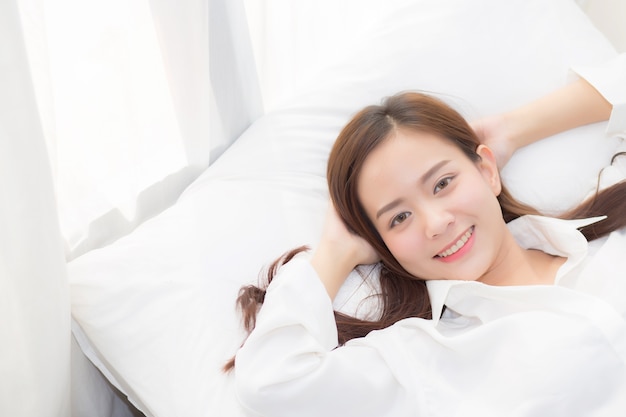 Belle femme asiatique dormir couché dans son lit avec la tête sur l&#39;oreiller.