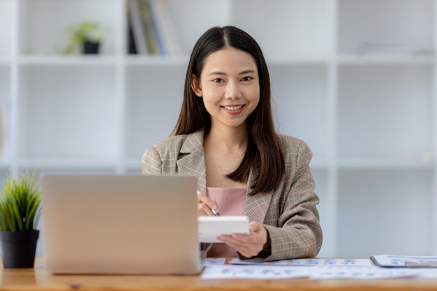 Belle femme asiatique est une femme d'affaires qui dirige une nouvelle génération de startups une femme qui dirige et gère un plan d'affaires pour renforcer la confiance et la stabilité dans le concept d'entreprise dirigé par une femme