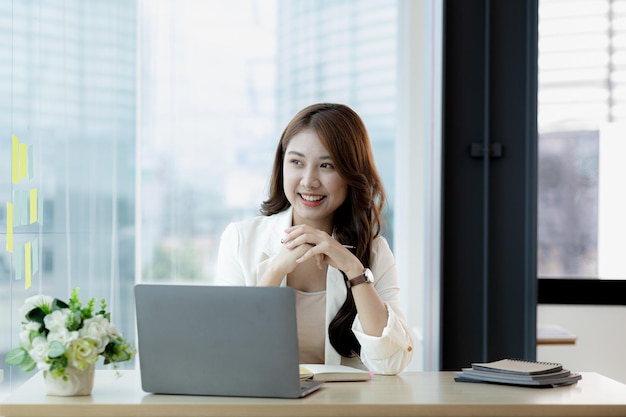 Belle femme asiatique est une femme d'affaires qui dirige une nouvelle génération de startups une femme qui dirige et gère un plan d'affaires pour renforcer la confiance et la stabilité dans le concept d'entreprise dirigé par une femme