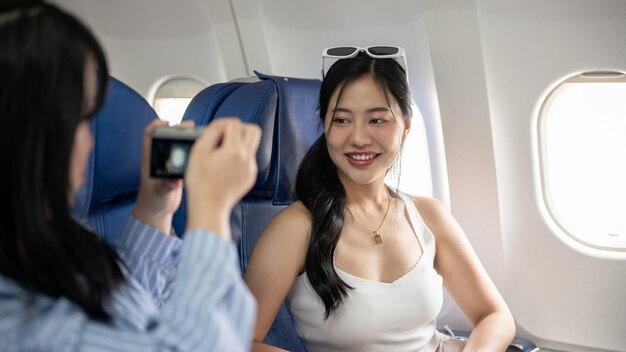 Une belle femme asiatique est photographiée par son amie pendant le vol.