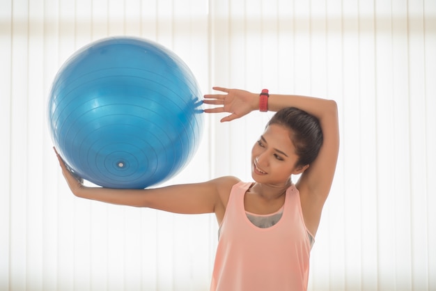 Photo belle femme asiatique exercent avec le yoga dans la salle de gym.