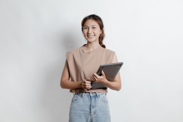 Belle femme asiatique faisant des gestes pour l'édition de publicité sur le concept de portrait de fond isolé utilisé pour la publicité et la signalisation isolé sur l'espace de copie de fond blanc