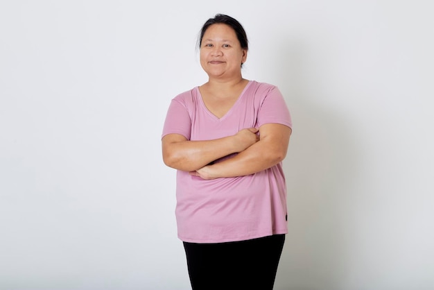 Une belle femme asiatique de grande taille sourit avec une émotion positive, se sentant heureuse et fière de son corps