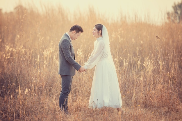 Belle femme asiatique habillée en mariée sur fond blanc