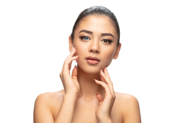 Belle femme asiatique avec hétérochromie isolée sur fond de studio blanc. Copyspace pour l'annonce. Concept de beauté, mode, soins de santé, soins de la peau. Couleur des yeux spéciale complète, bleu et marron.