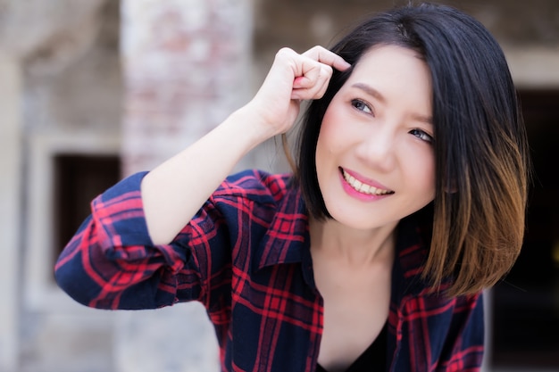 belle femme asiatique intelligente voyageant avec décontracté et se détendre sourire photo de profil