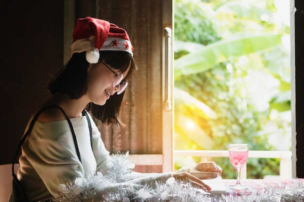 belle femme asiatique, livre de lecture fille en vacances du nouvel an