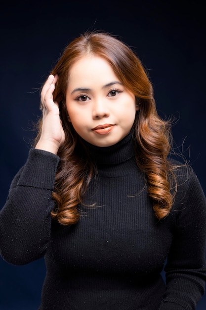 Belle femme asiatique maquillage naturel porter des vêtements de mode style de bureau de code vestimentaire décontracté