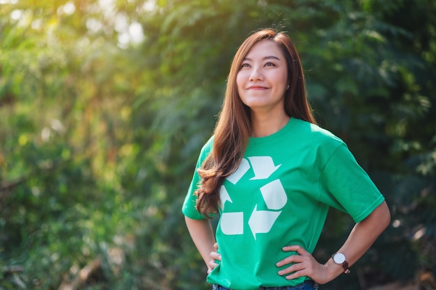 Une belle femme asiatique militante écologiste debout dans le parc