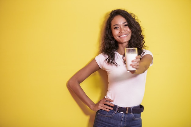 Belle femme asiatique offrant un verre de lait frais