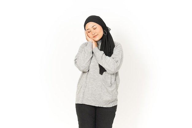 Belle femme asiatique portant le hijab isolé sur fond blanc