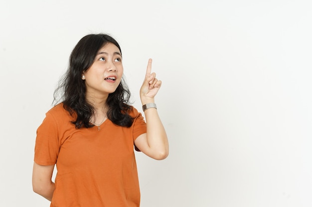 Belle femme asiatique portant un Tshirt de couleur orange geste de pensée isolé sur fond blanc