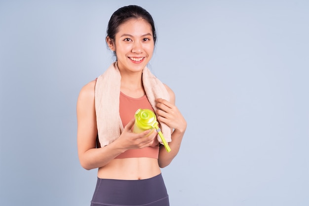 Belle femme asiatique portant des vêtements de sport et faisant du yoga, du fitness et du concept de gym