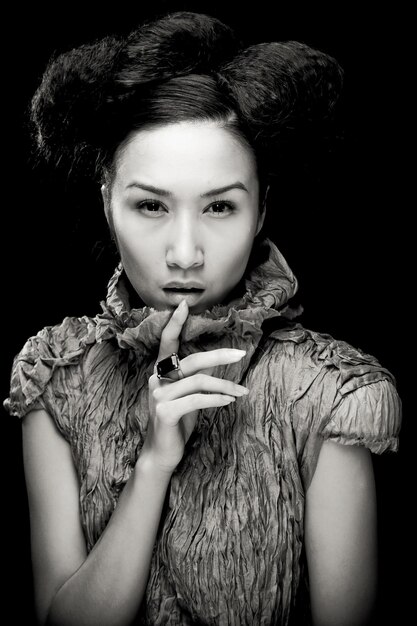 Belle femme asiatique pose en studio