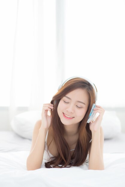 Belle femme asiatique profiter écouter de la musique avec un casque