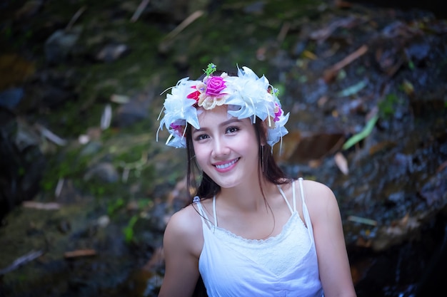 Belle femme asiatique avec une robe traditionnelle blanche