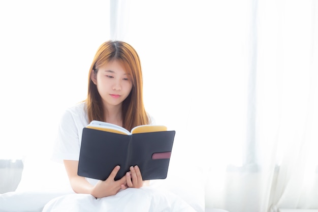 Belle femme asiatique se détendre assis livre de lecture sur la chambre