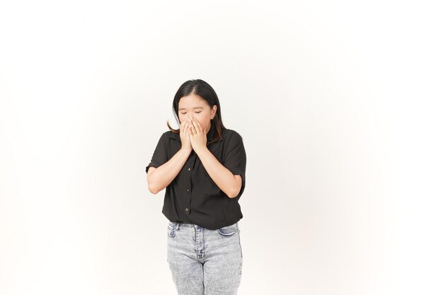 une belle femme asiatique semble éternuer présentant des symptômes d'allergie avec une main couvrant son nez sur un fond blanc