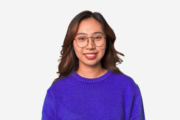 Belle femme asiatique souriant avec des lunettes en gros plan