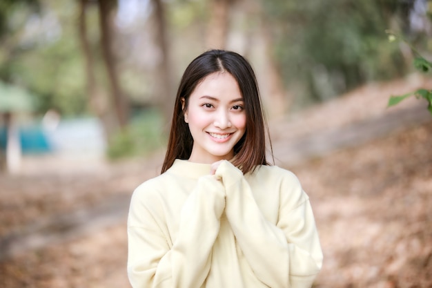 Belle femme asiatique souriante fille heureuse et porter des vêtements chauds hiver et automne portrait à outd