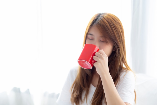 Belle femme asiatique avec une tasse de café