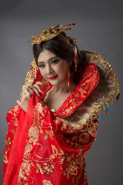 Belle femme asiatique vêtue d'une robe qipao chinoise