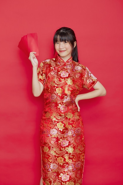 Photo belle femme asiatique vêtue d'une robe traditionnelle