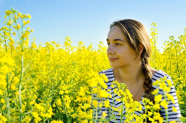 Belle femme assise sur le terrain