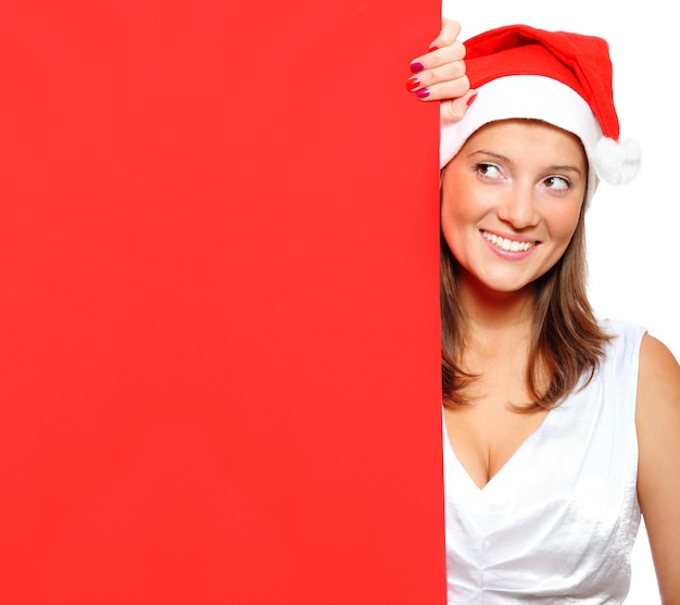 Photo une belle femme au chapeau du père noël tenant un grand plateau vide rouge