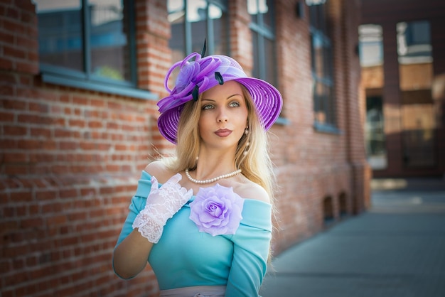 Belle femme au chapeau et gants blancs sur fond de paysage urbain