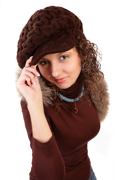 Belle femme au chapeau d'hiver isolé sur fond blanc