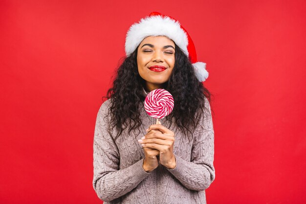 Belle femme au chapeau de père Noël