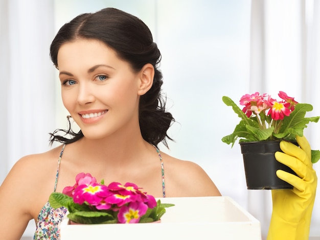 belle femme au foyer avec fleur en boîte et pot