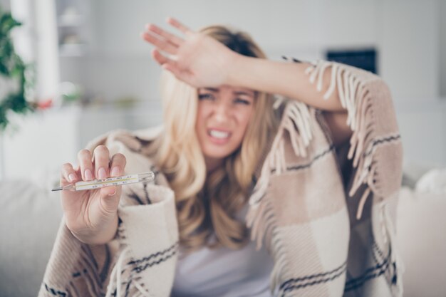 Belle Femme Au Foyer Souffrante Dame Tenir Thermomètre Coronavirus à Haute Température