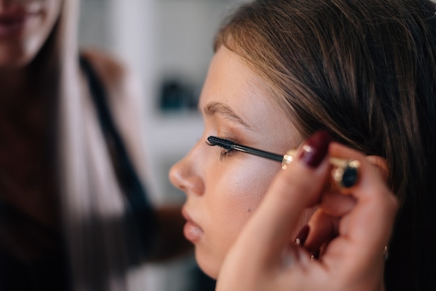 belle femme au maquillage salon