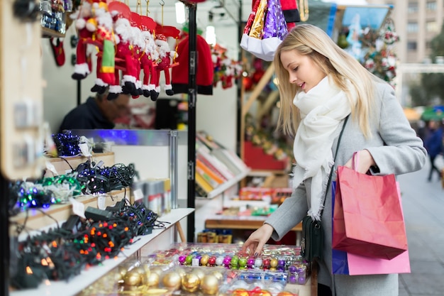 Belle femme au marché de Noël