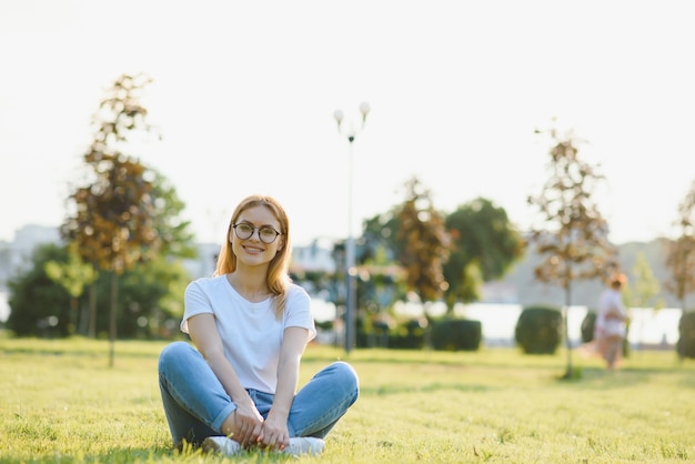 Belle Femme Au Repos Dans Le Parc Sur L'herbe En été