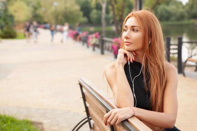 Belle femme au repos à l'extérieur après l'entraînement du matin